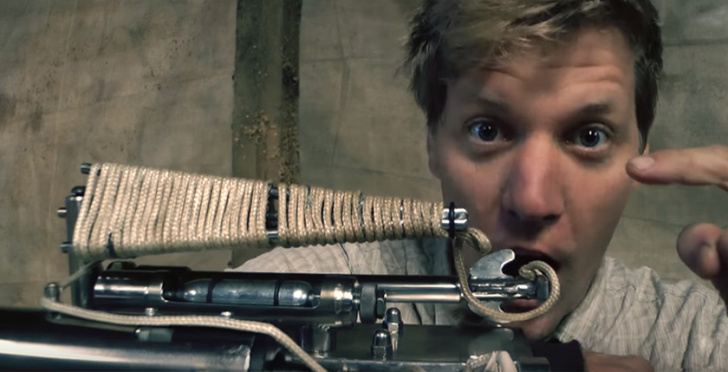 Верёвочная пусковая установка и скрытый клинок